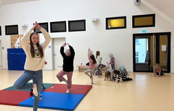 Zeit, kreativ zu werden: Töpfern, Basteln und mehr für kleine Künstler  Einsatz in der Grundschule Obervorschütz